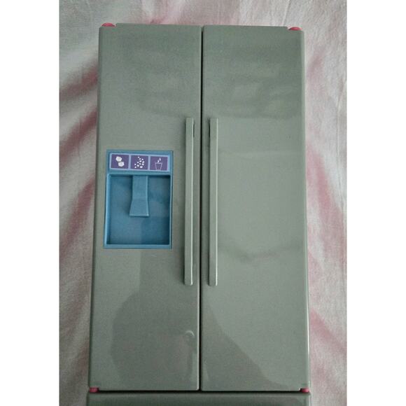 Doll Size Plastic Refridgerator No Bins or Shelves - Picture 3 of 15